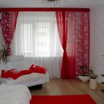 Шторы красного цвета из воздушной ткани