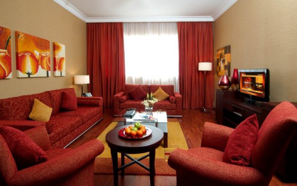 Правильное сочетание мебели, штор и элементов декора в интерьере гостиной