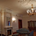 Лепнина на потолке в гостиной