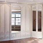 Классический угловой шкаф купе