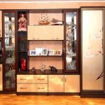 Шкаф купе со стеклянными дверями в гостиной.