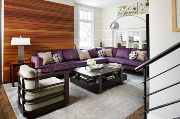 Угловой диван фиолетового цвета в гостиной