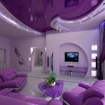 Темно-лиловый диван в гостиной