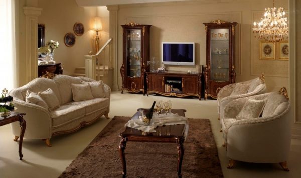 Итальянская мебель в интерьере гостиной в классическом стиле