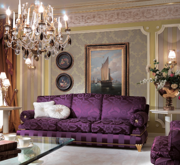 Фиолетовый диван для гостиной в классическом стиле