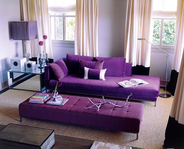 Фиолетовый диван в интерьере в гостиной