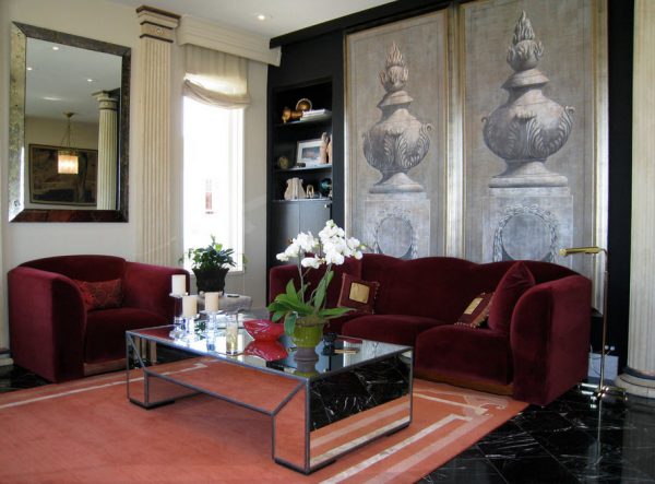 Роскошный диван гранатового цвета в интерьере гостиной