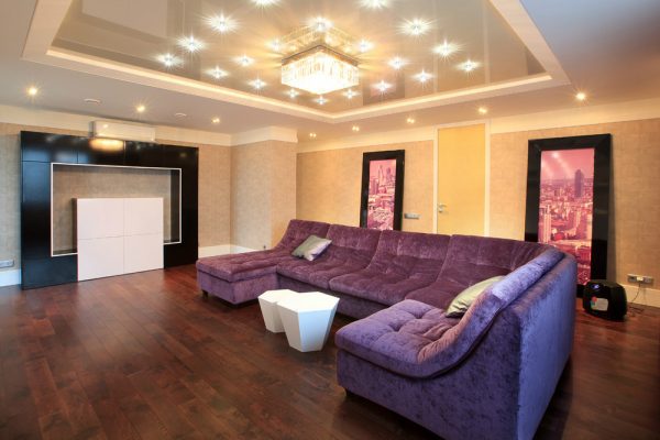 Фиалковый диван в гостиной в стиле минимализм