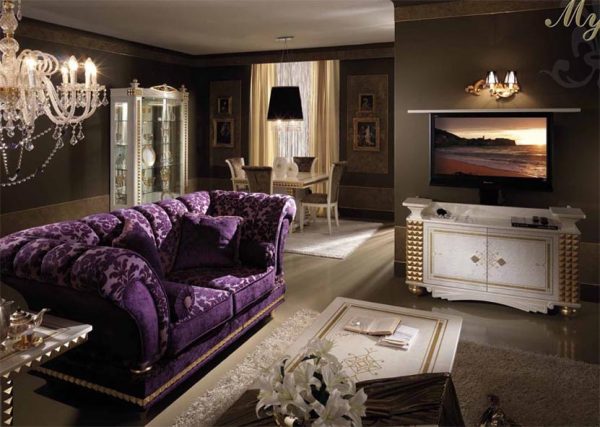 Фиолетовый диван - яркий элемент гостиной
