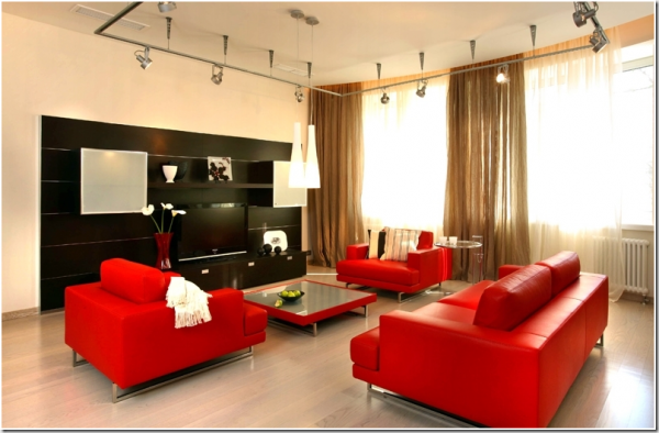 Сочетание красного и коричневого цвета в интерьере гостиной