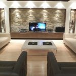 Фрагментарная отделка камнем в гостиной
