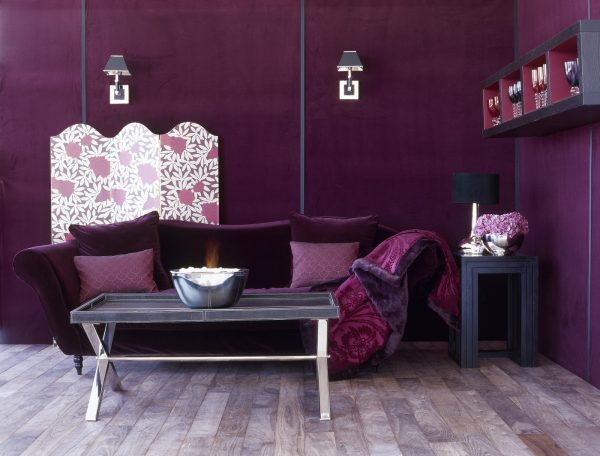 Темно-лиловый диван в гостиной