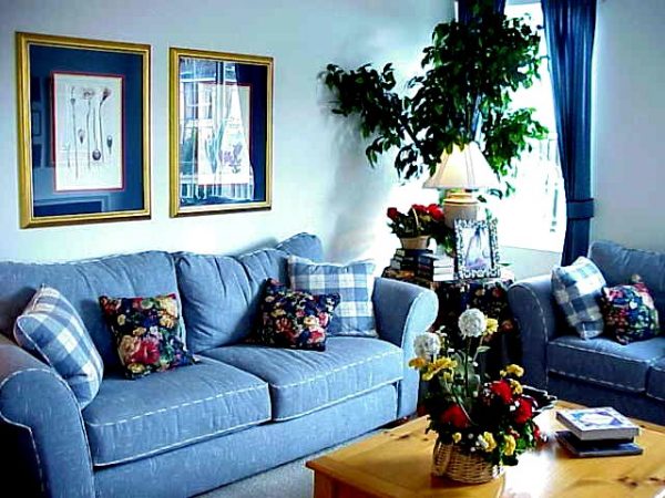 Интерьер голубой гостиной в классическом стиле