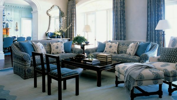 Синие шторы с рисунком в интерьере гостиной