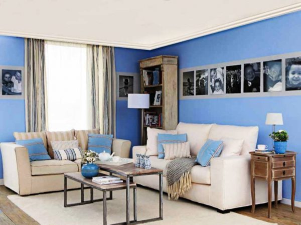 Сочетание белого и голубого цвета в интерьере гостиной