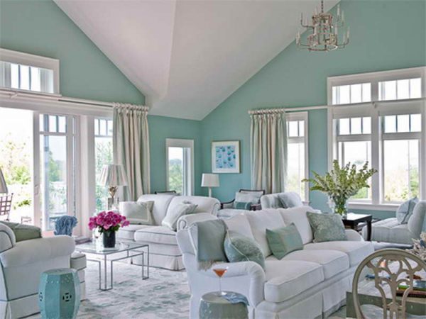 Белая мебель в голубой гостиной