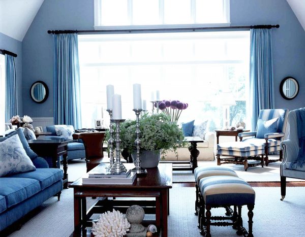 Голубые шторы на большое окно в гостиной