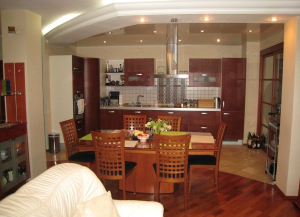 Кухня-гостиная зонирование потолком