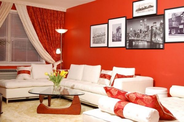Современный интерьер гостиной в красном.