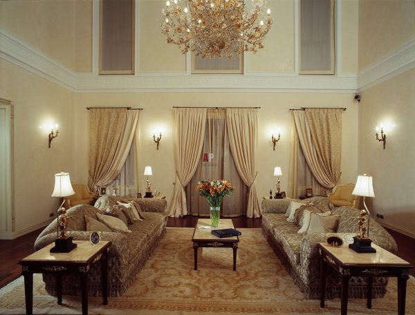 Величественный и уютный интерьер гостиной в классическом стиле
