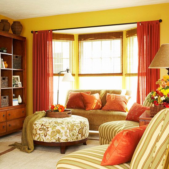Красные шторы в желтой гостиной