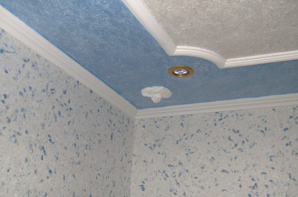 Потолок, обклеенный флизелиновыми обоями