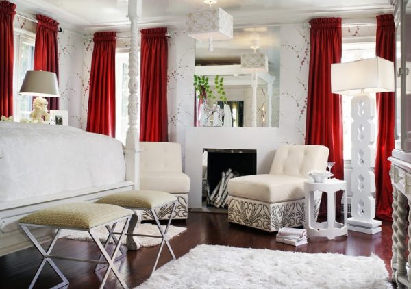 Красные шторы в маленькой белой гостиной