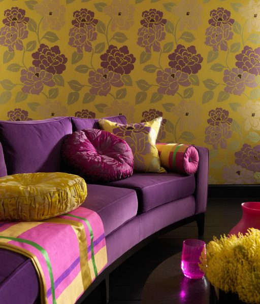 Сочетание фиолетового дивана и желтых обоев