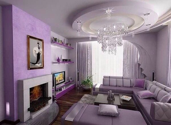Классический дизайн гостиной с фиолетовым диваном