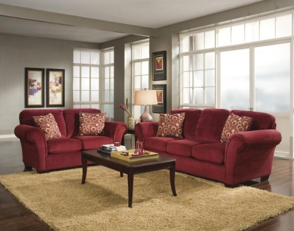 Бордовый диван в классическом интерьере гостиной
