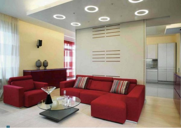 Дизайн интерьера с красным диваном