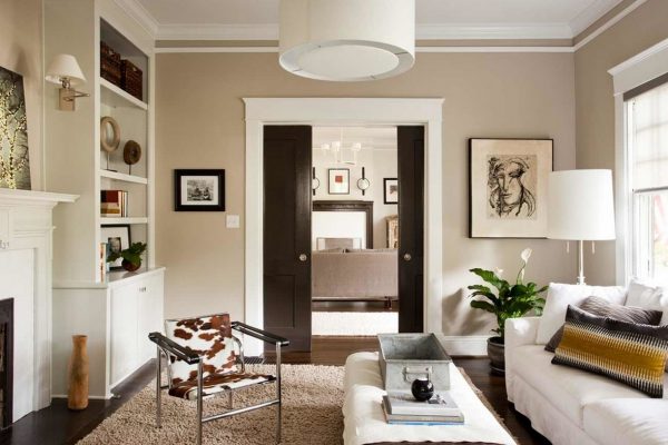 Сочетание бежевого, белого и коричневого цвета в интерьере гостиной