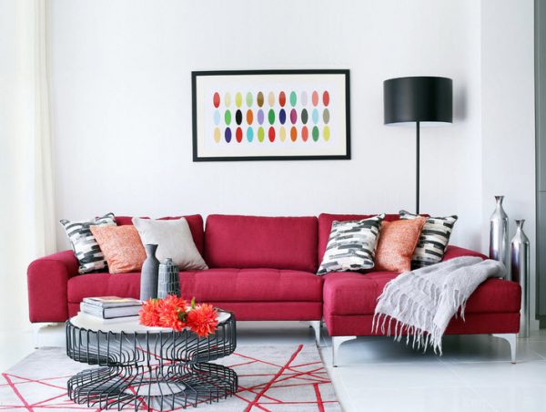 Красный диван в светлой гостиной