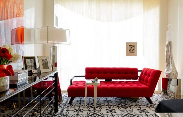 Небольшой алый диван в классической гостиной