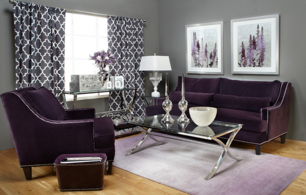 Светло-серые стены и фиолетовый диван