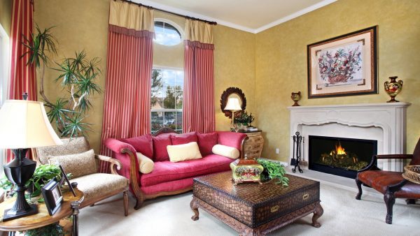 Небольшой диван малинового цвета в гостиной