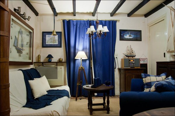 Персидский синий в интерьере небольшой гостиной
