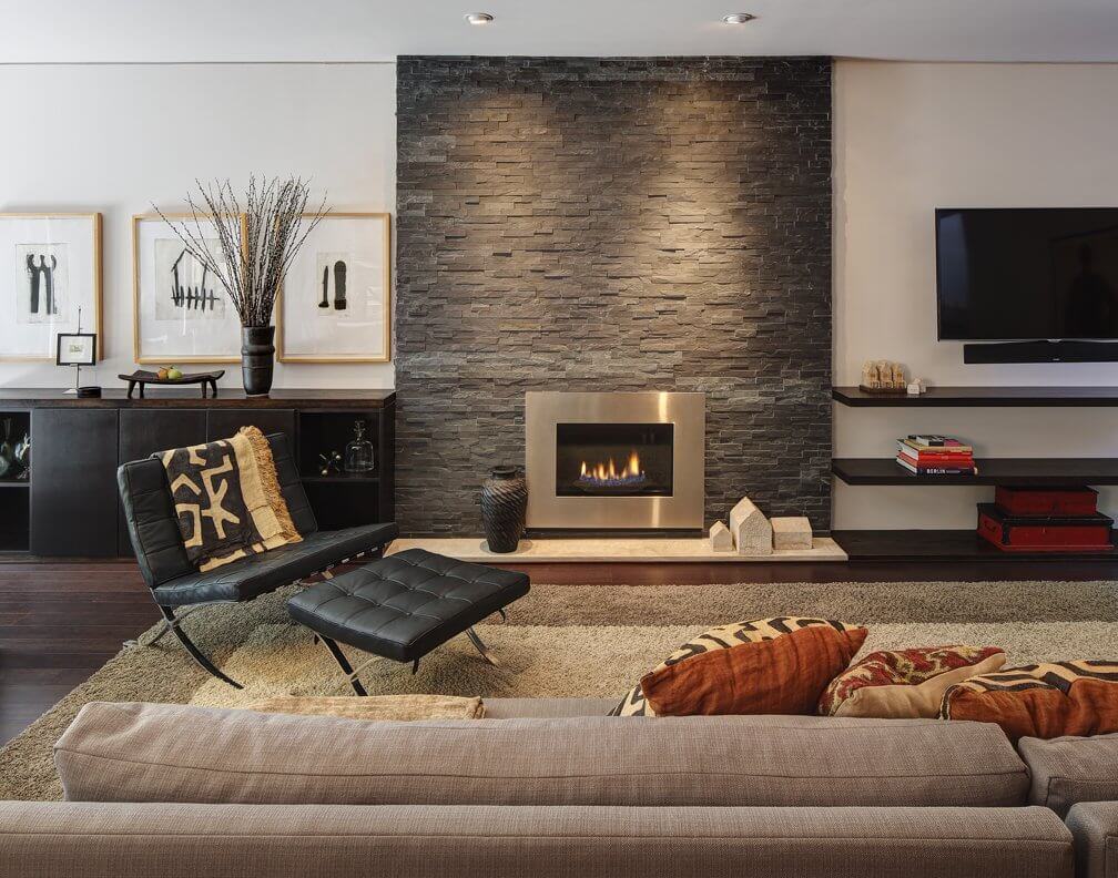 Интерьер гостиной со встроенным камином современного дизайна