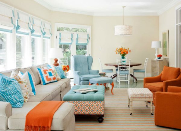Яркие элементы оранжевого цвета в гостиной