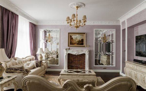 Интерьер гостиной в классическом стиле с зеркалами