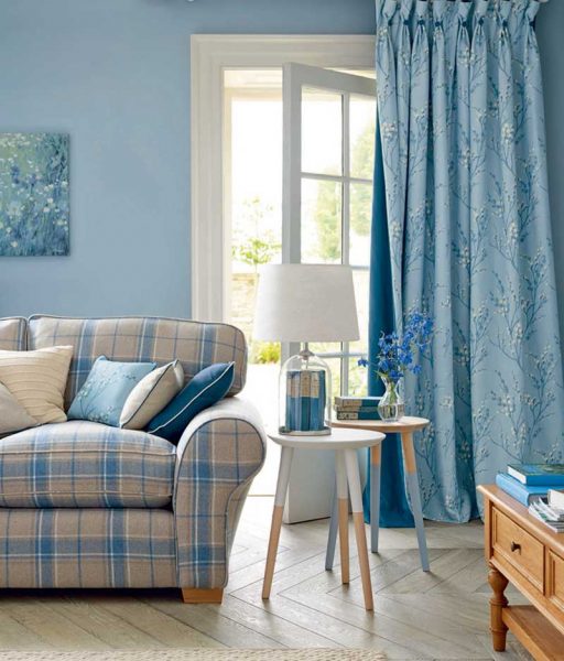 Голубые шторы с потайным рисунком в гостиной