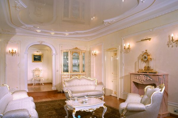 Изящный интерьер гостиной в стиле барокко