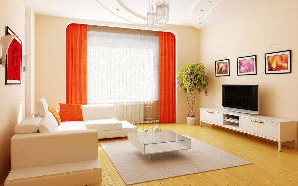 Белый диван и яркие шторы в бежевой гостиной