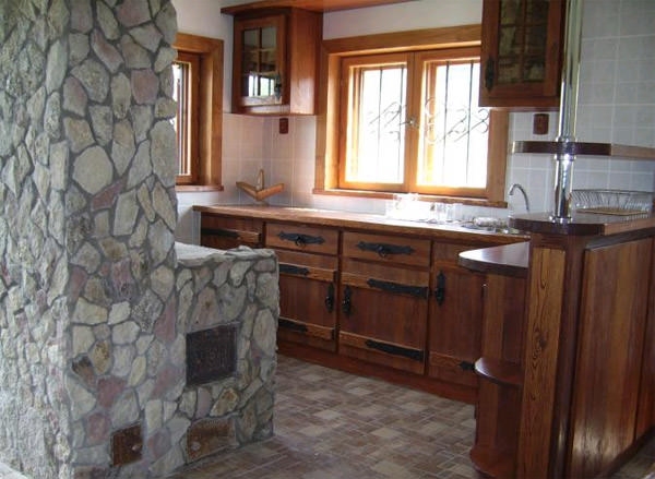 Дизайн кухни в деревянном доме